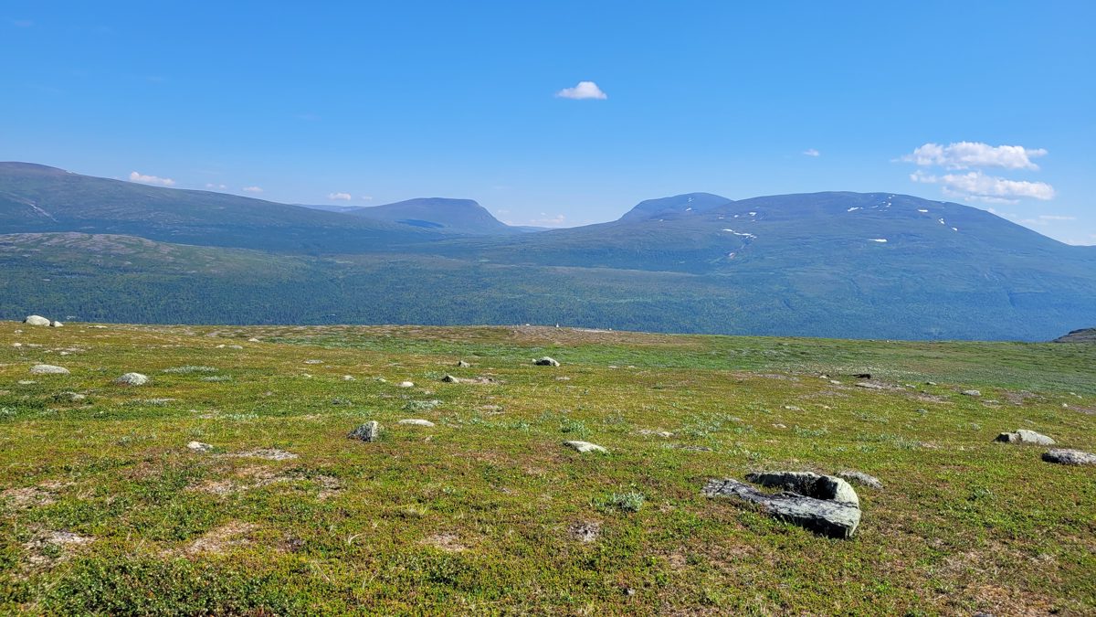 Ser tilbake etter at det har flatet ut på snaufjellet