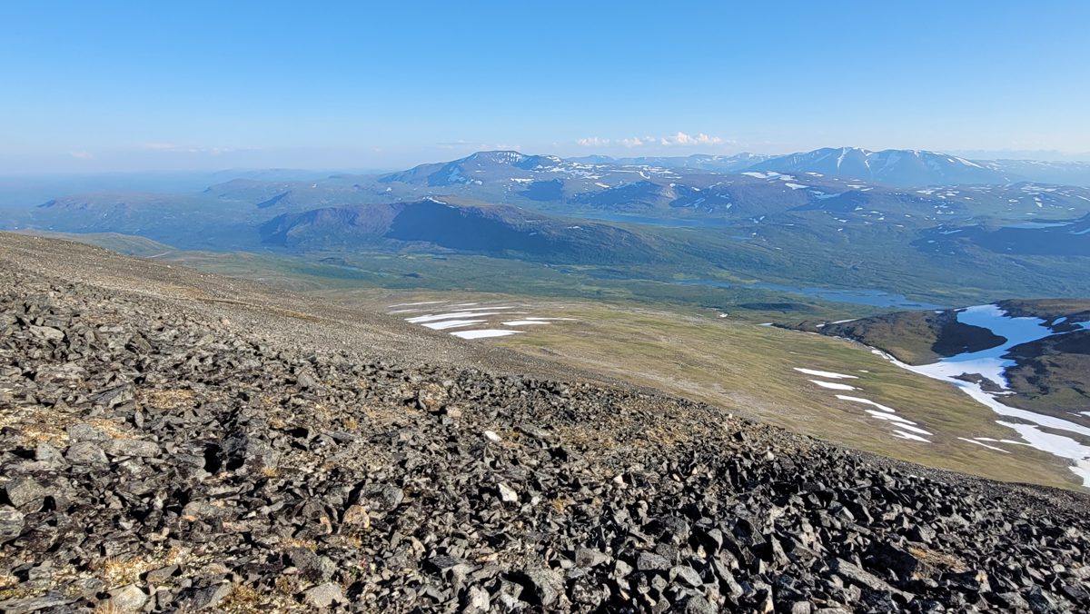 Mot Rohkunborri. Kebnekaise langt i det fjerne